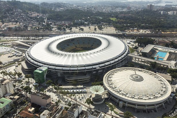 Това е "Маракана". Легандарното съоръжение изниква в съзнението на всеки запалянко, когато чуе "голям стадион", но Меката на футбола в Рио вече не е в Топ 10 на най-големите стадиони в света.