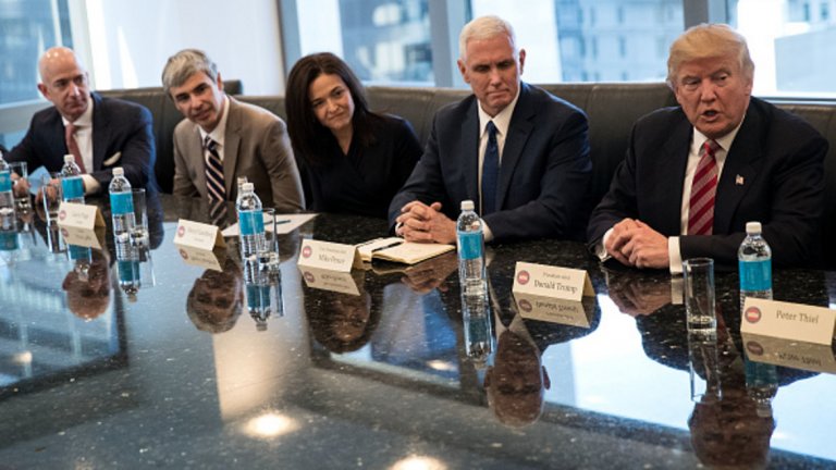 Само преди два месеца Тръмп и вицепрезидентът му Майк Пенс седяха на една маса с топ-мениджърите от Силициевата долина - Джеф Безос, Лари Пейдж, Шерил Сандбърг, и др. Днес те се обединиха в общ призив за отмяна на един от първите му укази.