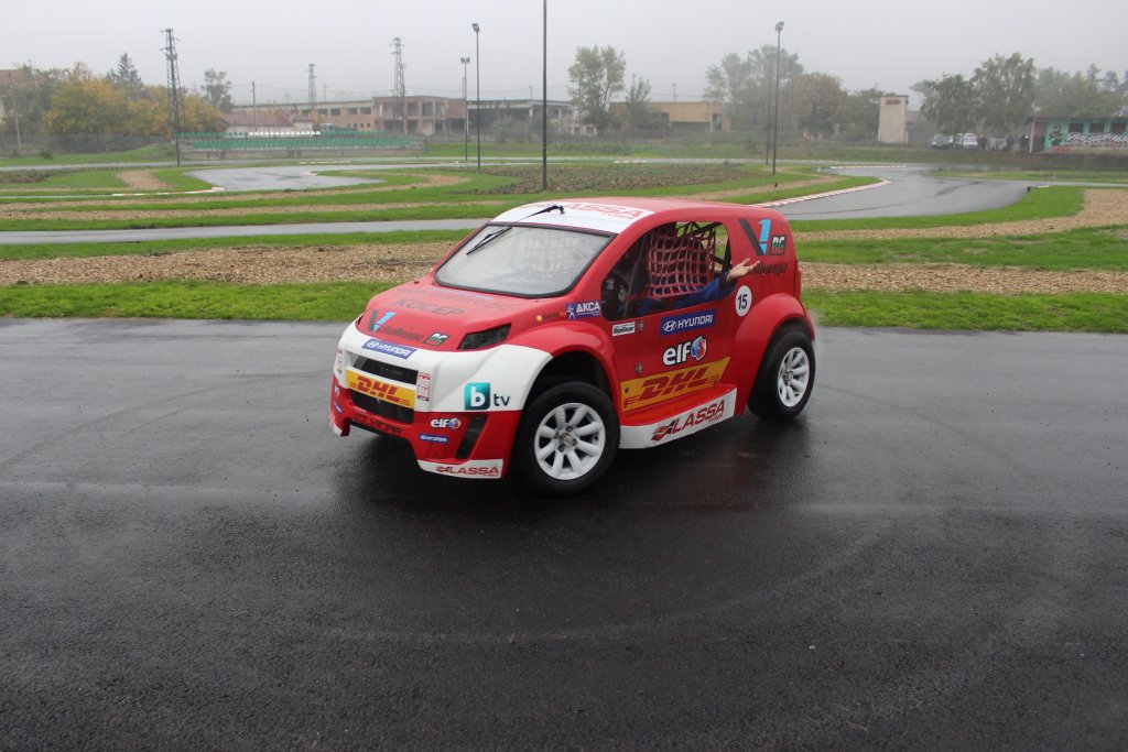  Малките коли Volkicars, състезаващи се в надпреварата V1 Challenge Bulgaria също минаха по новата писта.