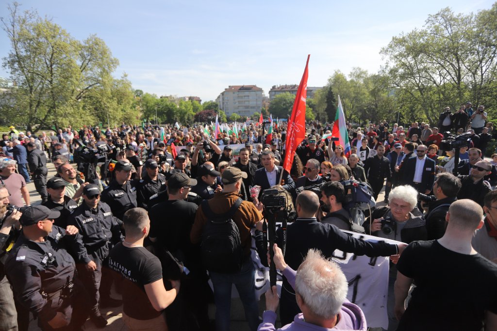 9 май в България: Безсмъртен полк, възгласи "Фашисти" и напрежение край МОЧА (снимки)