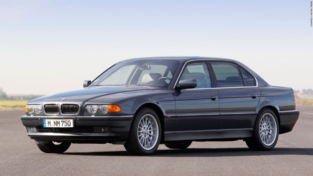 BMW 750iL - Tomorrow never dies, 1997. Краткият флирт на Бонд с BMW започна в края на 90-те и не продължи твърде дълго. Пиърс Броснан използва мобилен телефон, за да управлява тази кола.