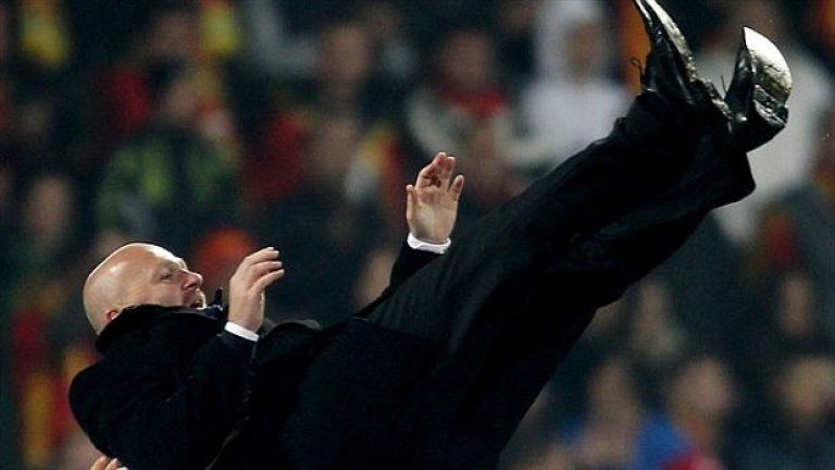 Михал Билек стабилизира отбора след трагичната кампания за Мондиал 2010 и ето го във въздуха, подхвърлян от своите възпитаници!