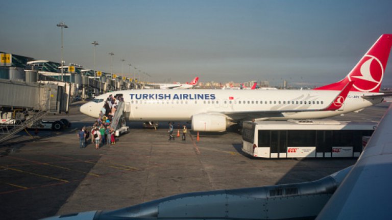Съмнителна бележка с надпис "бомба" е намерена на борда на Airbus на Turkish Airlines