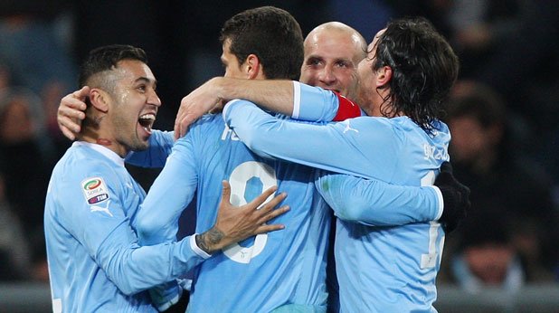 Бразилецът Ернанес (в средата) отбеляза първия гол за успеха на Лацио