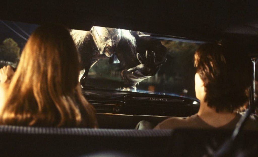 Колата, която не иска да запали. Кадърът е от Jeepers Creepers, а сюжетът е познат до болка. Бъдещите жертви решават да се спасят, шофирайки бясно към безопасно място, но колата, по неясни причини, не пали. Докато шофьорът с паническа физиономия се опитва