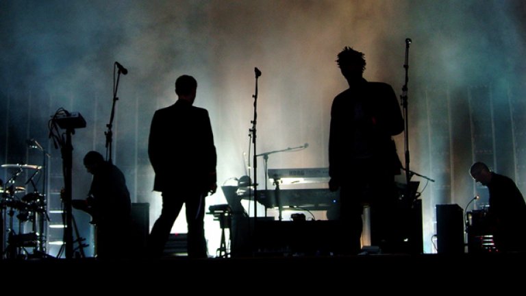 Massive Attack имат какво да кажат, когато са на сцена