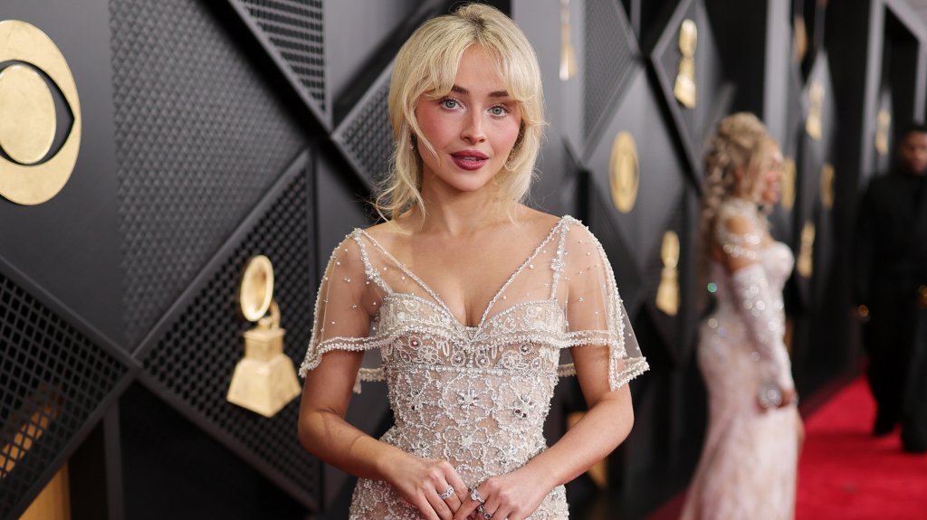 Сабрина КарпентърПевицата заложи на класика от Valentino, обсипана с камъни. Така тя отдаде чест на вече покойния дизайнер, а и също като Адисън Рае донесе малко от стария блясък на Холивуд.