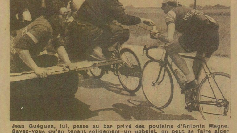 Да се повозим на аванта
В колоната пътуват ред сервизни коли, които уж трябва да осигуряват технически отборите. Дали не можем да попътуваме, като се хванем за тях? Номерът е измислен отлично. Под предлог, че уж взимаме шише с вода за пиене, можем да се повозим известно време на аванта. За целта шишето се захваща за парче арматурно желязо, чийто отсрещен край държи някой от механиците. Измамата е разкрита през 1952 г. от журналиста Албер Бакер, специален пратеник на състезанието Бордо – Париж. Той заснема колоездача Жан Геген да се вози, теглен от сервизния автомобил. „Премина така повече от сто метра“, свидетелства репортерът.