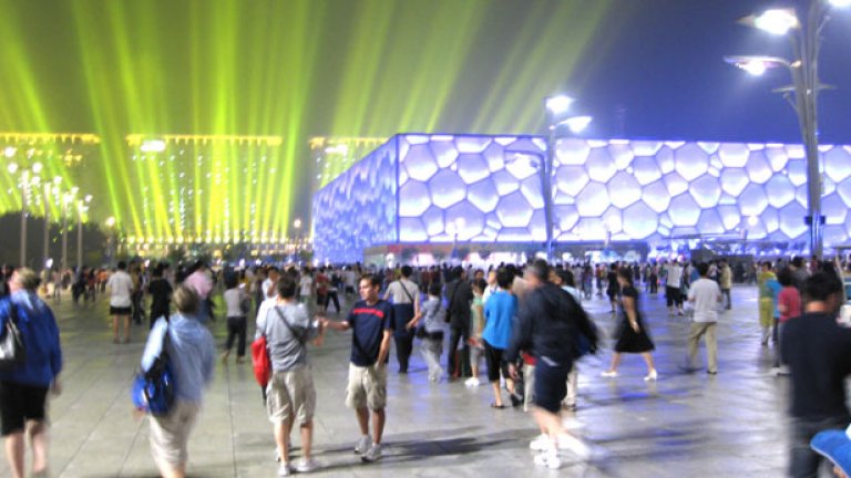Няколко хиляди посетители пристигнаха за деня на откриването, разделяйки се със солидната сума от 200 юана за билет... 