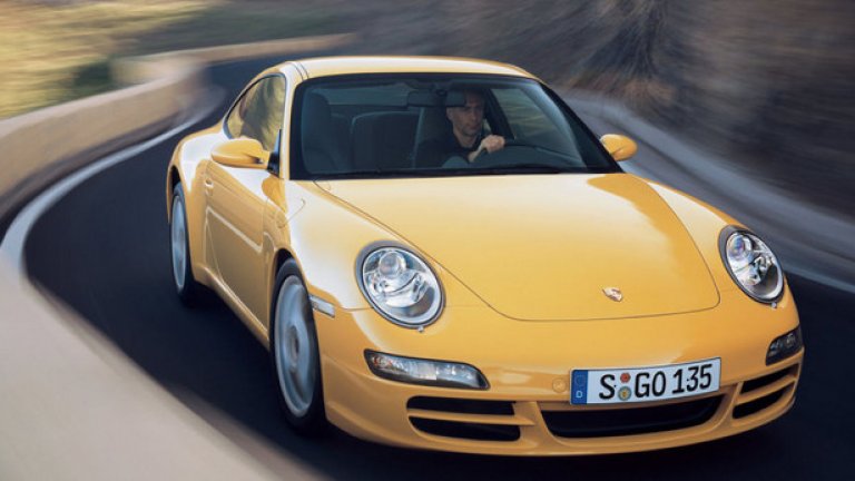 997 Carrera (2005)
997 се завръща към кръглите фарове, а за вдъхновение на дизайнерите му служат формите на 993. Carrera S е с мощност 320 конски сили, идващи от 3,8-литров мотор.