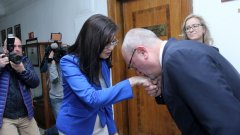 Тодор Танев посрещна Меглена Кунева с целувки. Само преди дни той изрази резерви по отношение на номинацията й за министър, като коментира, че "не я подкрепя особено" (СНИМКИ)