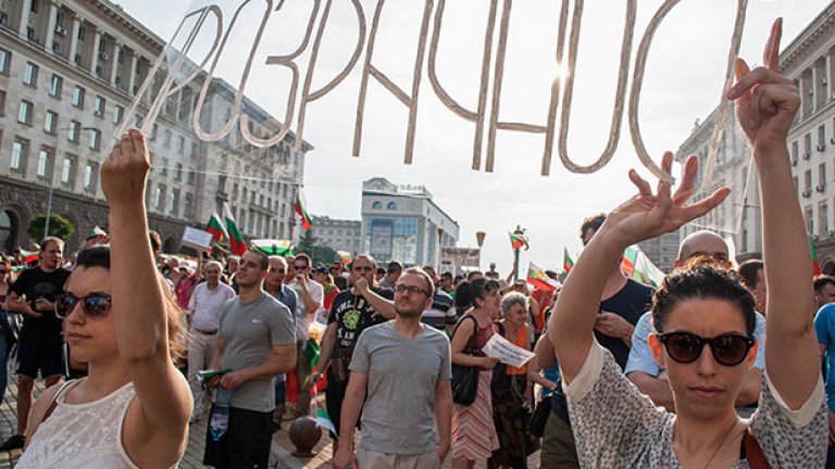 Граждани бият прасета