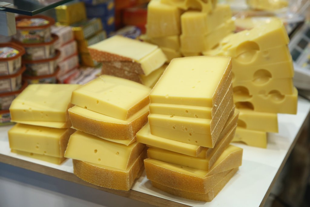 Лъжа: Млечните продукти ще ви държат нахранени
Не всички протеини са толкова добри за тялото, колкото си мислите. Млечните протеини могат да доведат до подуване или по-голям апетит. А калориите от млечните продукти и сирена могат дори да ви накарат д