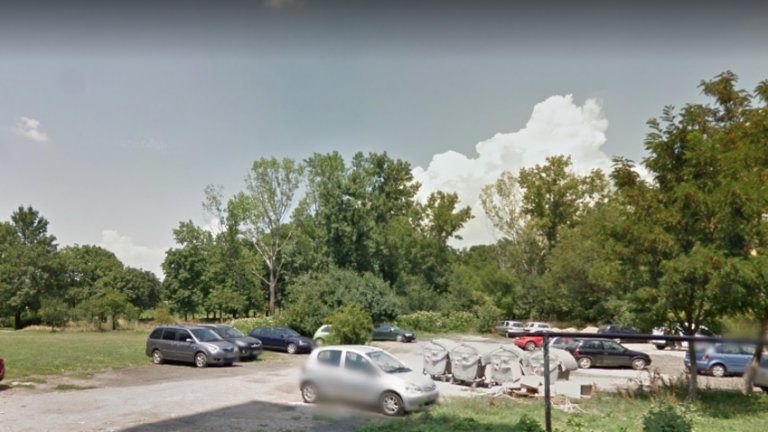 Жители на столичния квартал "Дружба" протестират срещу застрояване в близост до едноименното езеро в квартала.