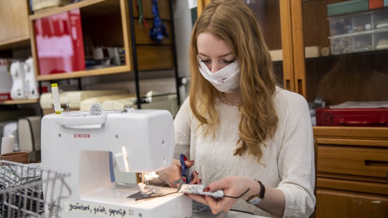 Една доставка на неотговарящи на стандартите медицински маски и много въпросителни около нея