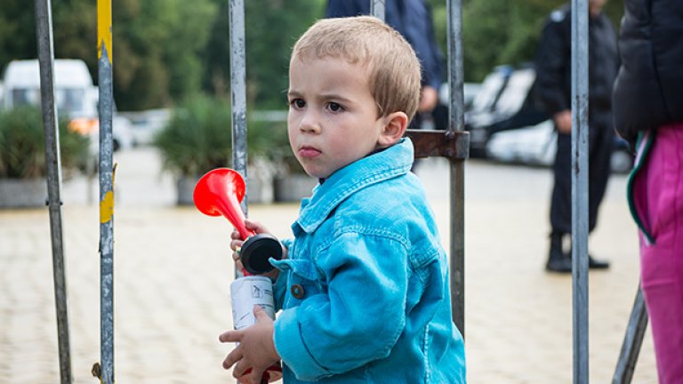 МВР държи протеста на безопасно разстояние от опасни ТЕРОРИСТИ