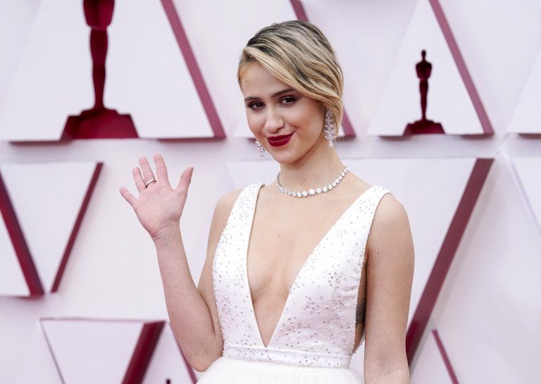 Мария Бакалова на червения килим преди церемонията.