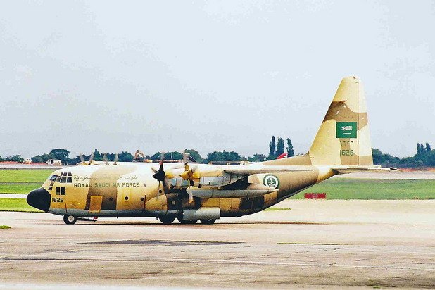C-130H в Саудитска арабия - 98 загинали

Военно-транспортният самолет C-130H Hercules от състава на Кралските саудитски ВВС излита от Мека на 21 март 1991-ва за саудитския град Раш Машаб.

Машината, имаща шестчленен екипаж, превозва 95 сенегалски войници, които се връщат от поклонение.

Видимостта при кацане е лоша, заради скорошна пясъчна буря и поради дима от запалените в Кувейт петролни кладенци. Кацането е извършено лошо и самолетът се разбива на летището. Загиват 98 от намиращите се на борда 101 души.