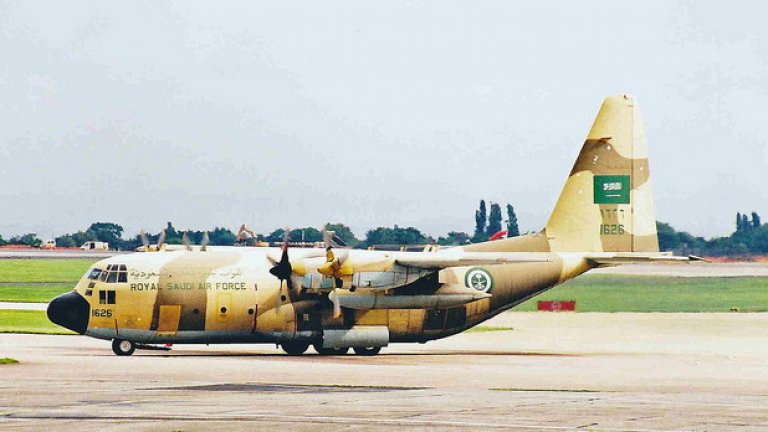 C-130H в Саудитска арабия - 98 загинали

Военно-транспортният самолет C-130H Hercules от състава на Кралските саудитски ВВС излита от Мека на 21 март 1991-ва за саудитския град Раш Машаб.

Машината, имаща шестчленен екипаж, превозва 95 сенегалски войници, които се връщат от поклонение.

Видимостта при кацане е лоша, заради скорошна пясъчна буря и поради дима от запалените в Кувейт петролни кладенци. Кацането е извършено лошо и самолетът се разбива на летището. Загиват 98 от намиращите се на борда 101 души.