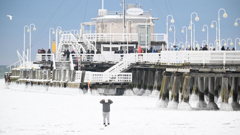 Освен че намаля, морето край Полша замръзна.