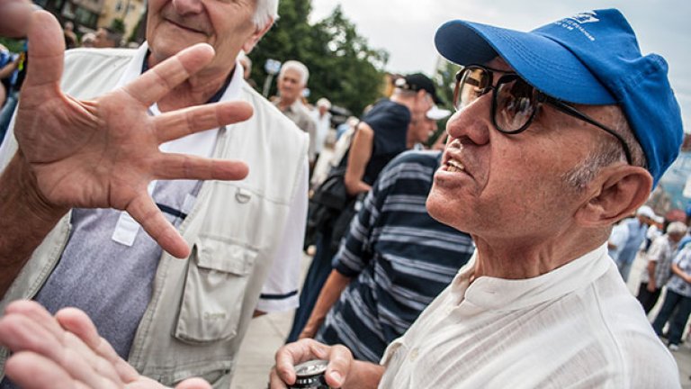 Стари и по-стари партийни активисти бистрят политиката