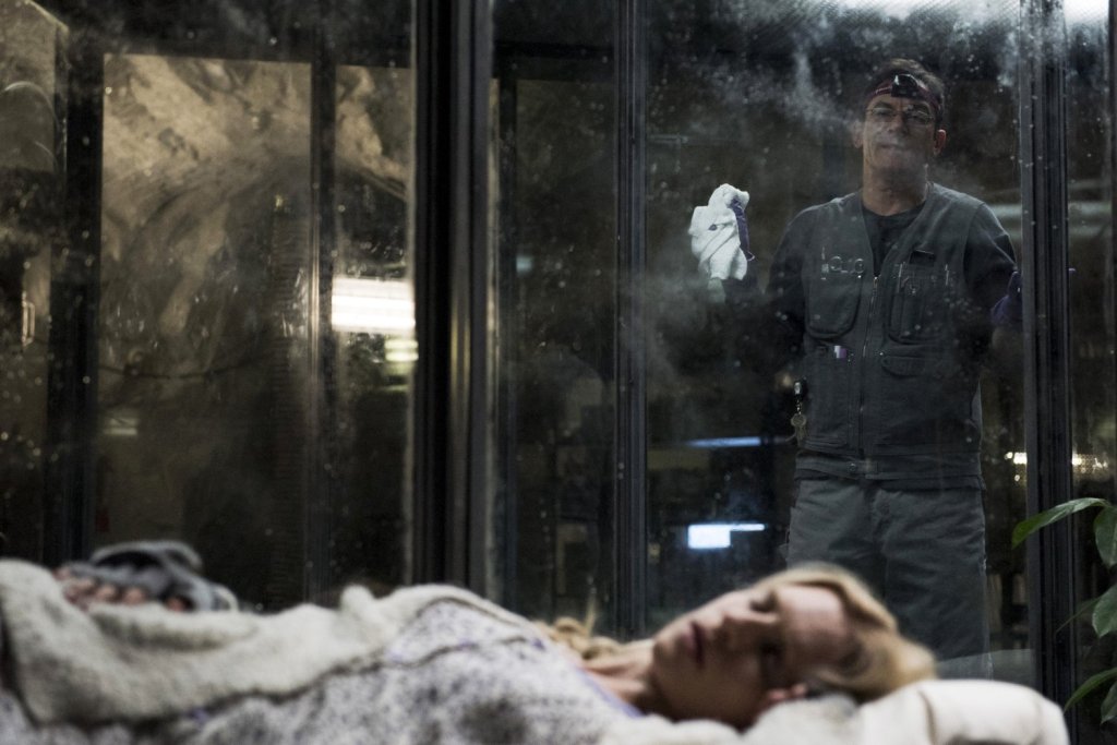 The OA 
Един от най-подценените сериали на Netflix заслужава адмирации за различната си история и каст. Брит Марлинг е откачалката, която заслужава да бъде гледана. Тя е създател и участник в шоуто, което започва като свръхестествена история и премин