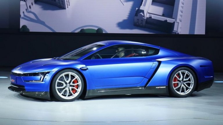 Volkswagen XL Sport
През 2012 VW Group купи Ducati и тук виждаме интересно приложение на технологиите на италианския производител на мотоциклети. Хибридът XL1 получава ново задвижване – 2-цилиндров двигател от Ducati с работен обем 1199 куб.см и мощност 197 конски сили. Трансмисията е с два съединителя и 7 предавки, ускорението от 0 до 100 става за 5,2 секунди, а максималната скорост е 280 км/ч.
Все още няма информация дали XL Sport ще се произвежда, но от VW потвърдиха, че планират производствена серия от 250 бройки XL1, така че какво пречи?