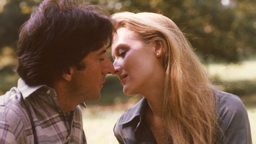 „Крамър срещу Крамър“(Kramer vs. Kramer, 1979) е поразяващ разказ за тежката раздяла на една двойка (Дъстин Хофман и Мерил Стрийп), която води битка за правата над детето. Непретенциозен, с прекрасен диалог и с гигантски актьорски талант, този филм успява