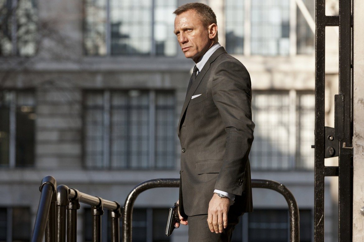В 007 Координати:Скайфол Даниел Крейг е в страхотна комбина с песента на Адел.