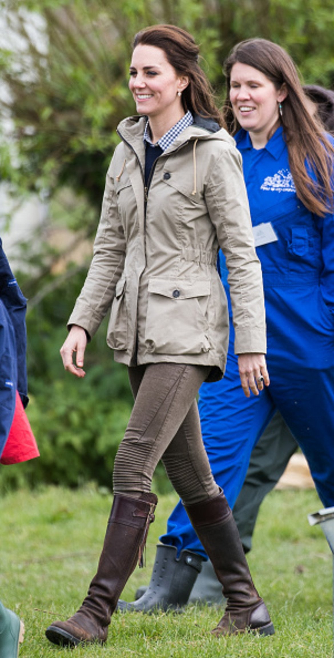 Дали една жена може да бъде стилна със зимно яке, жокейски ботуши и вързана коса, без да изглежда твърде грубо и спортно? Явно може – комбинацията стои много добре на Кейт.