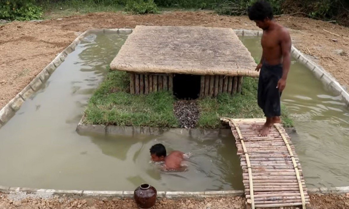 7. Primitive Survival Tool - "Build Swimming Pool Around Underground House"

Модерни и примитивни технологии се срещат в този азиатски канал. Но спокойно – няма да имате проблем да разберете клипа, защото участниците в него не говорят, а направо действат. Те показват как с доста семпли инструменти може да бъде изграден басейн около подземна къща. Нямате пари за нормална вила? Това е решението! (или изглежда е за онези над 1 милион души, които са харесали клипа)