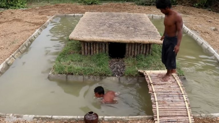7. Primitive Survival Tool - "Build Swimming Pool Around Underground House"
Модерни и примитивни технологии се срещат в този азиатски канал. Но спокойно – няма да имате проблем да разберете клипа, защото участниците в него не говорят, а направо действат. Те показват как с доста семпли инструменти може да бъде изграден басейн около подземна къща. Нямате пари за нормална вила? Това е решението! (или изглежда е за онези над 1 милион души, които са харесали клипа)
