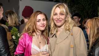 Дъщерята на Кърт Кобейн рисува и излиза със сина на легенда на скейтборда