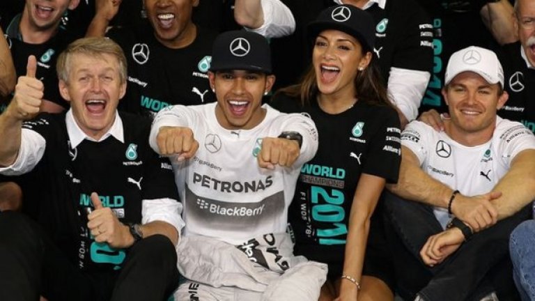 И певицата присъстваше редовно в бокса на Mercedes