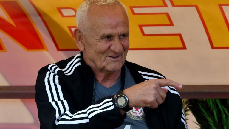Феновете на ЦСКА поискаха оставката на Люпко Петрович.
