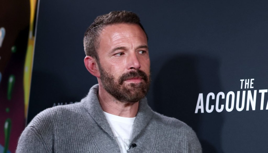 Бен Афлек 
И Бен Афлек е получавал втори, че и трети шанс да влезе в главна роля на високобюджетна продукция, след като негов филм е излязъл на минус. В биографията на актьора стоят няколко слабо представили се заглавия, сред които “Трудна свалка”, “Кариеристът” и “Последният дуел”, но въпреки това Афлек е печелил доверието на големи продукции, като дори се нареди сред легендите на Холивуд, обличали костюма на Батман.