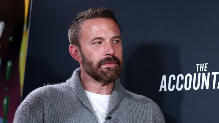 Бен Афлек 
И Бен Афлек е получавал втори, че и трети шанс да влезе в главна роля на високобюджетна продукция, след като негов филм е излязъл на минус. В биографията на актьора стоят няколко слабо представили се заглавия, сред които “Трудна свалка”, “Кариеристът” и “Последният дуел”, но въпреки това Афлек е печелил доверието на големи продукции, като дори се нареди сред легендите на Холивуд, обличали костюма на Батман.