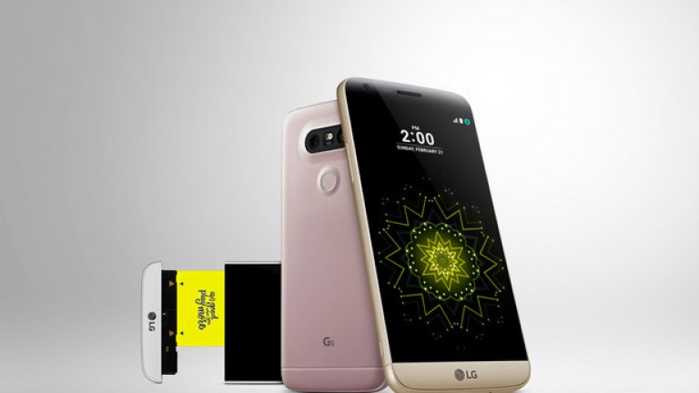 Най-иновативният смартфон: LG G5

LG успя да надмине всички останали производители, като създаде своя G5: смартфон с цял метален корпус, със сменяема батерия и слот за microSD - двете ключови предимства, на които потребителите на Android държат много. Тайната на G5 е в способността му да освобождава долната си приставка, в която се намира батерията. Със същия трик можете да добавяте още няколко други модули, включително камерата LG Cam Plus и доста добър музикален плейър. 