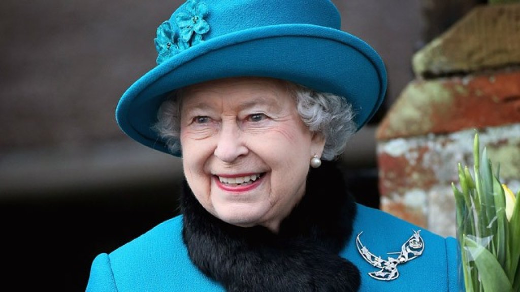 gty_queen_elizabeth_gift_broach_ll_130117_wg