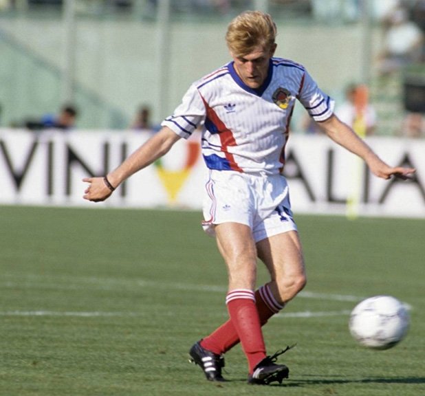 10. Роберт Просинечки, Югославия (1990, 21 години)
Много техничен и със страхотен дрибъл. Звездата му 

изгрява на световното в Италия, когато все още е 

футболист на Цървена звезда. На следващата година 

прави трансфер в Реал Мадрид, а през 1998 е част от 

националния отбор на Хърватия, който печели 

бронзовите медали на първенството във Франция.