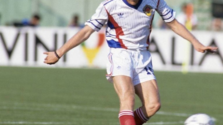10. Роберт Просинечки, Югославия (1990, 21 години)
Много техничен и със страхотен дрибъл. Звездата му 

изгрява на световното в Италия, когато все още е 

футболист на Цървена звезда. На следващата година 

прави трансфер в Реал Мадрид, а през 1998 е част от 

националния отбор на Хърватия, който печели 

бронзовите медали на първенството във Франция.