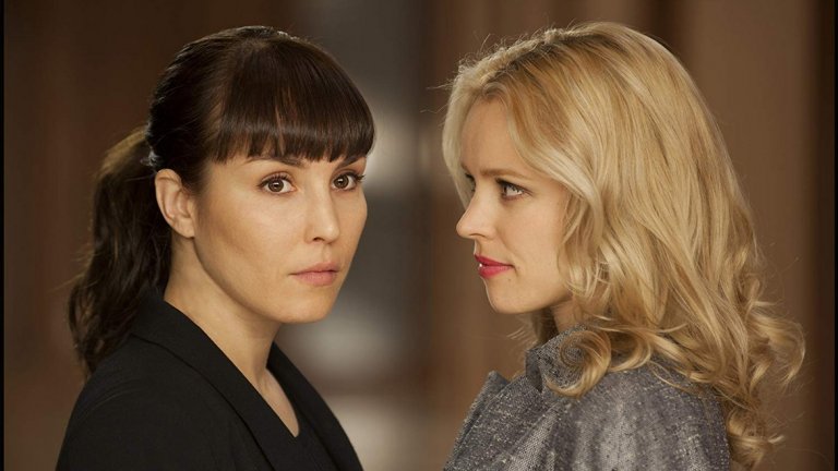 Страст 
Брайън де Палма е един от майсторите на психологическите трилъри. В "Страст" от 2012 г. той разказва за две жени, които са готови да се разкъсат на полето на жестоката конкуренция в маркетинговия бизнес. Всъщност Де Палма се основава на швейцарския Love Crime от 2010 г.
В новата версия Рейчъл Макадамс и Нуми Рапас правят запомнящи се роли като главните героини, които играят опасната си игра и се проявяват като хлъзгави риби, нито една от които не заслужава доверието на зрителя.