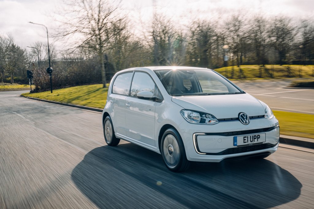 Volkswagen e-upЗа разлика от други коли в този списък, up се предлага и във вариант с двигател с вътрешно горене. Въпреки това електрическата му версия набира популярност, най-вече защото батерията ѝ беше подобрена и вече предлага 250 километра пробег с едно зареждане. Електромобилът е четириместен, с удобен и съобразен с нуждите на водача интериор.
Volkswagen е-up идва с базова цена от 47 645 лева.