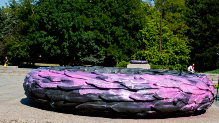 Розово извинение от Паметника на Съветската армия