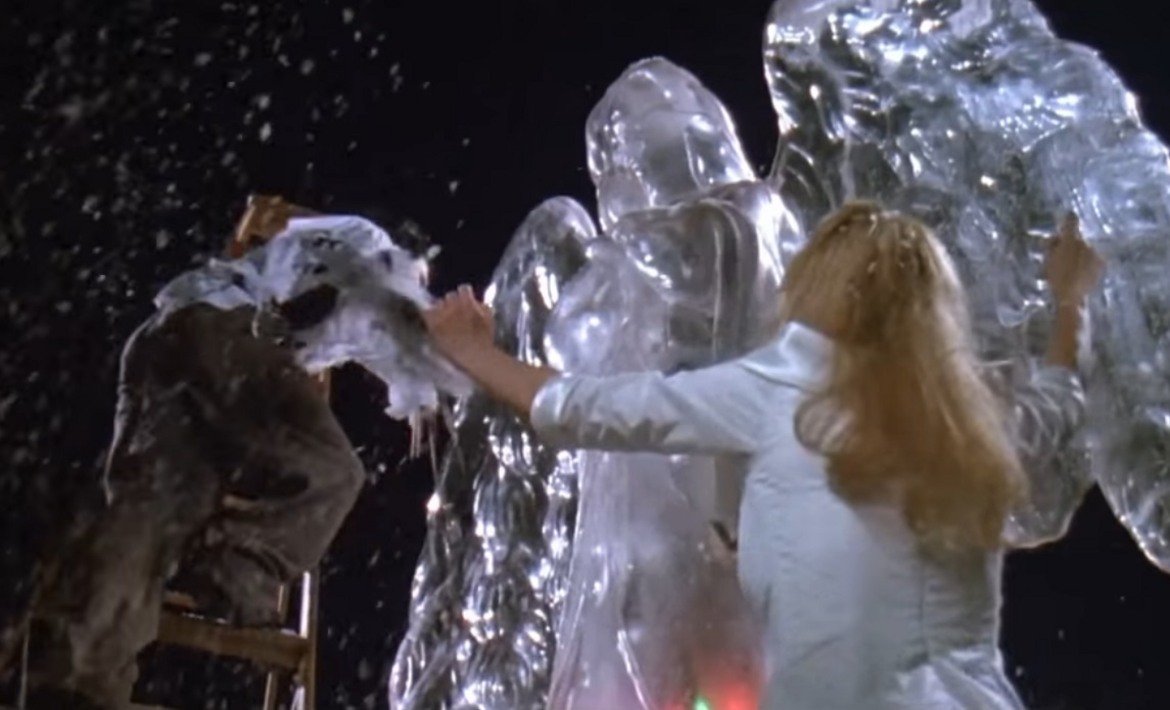 Edward Scissorhands / Едуард с ръцете ножици

Снегът има ролята на романтичен елемент в още един филм на Тим Бъртън. Едуард (Джони Деп) е изкуствено създаден човек, който вместо ръце има ножици (заглавието е страшен спойлер, да). Едуард е приютен от мило семейство, а в един от по-прочувствените моменти във филма с ножиците си той създава ледена скулптура на момичето, в което е влюбен. Хвърчащите ледени стърготини падат върху квартала като сняг, което е един от основните мотиви и във финала. "Едуард с ръцете ножици" е доказателство, че в ранния период на кариерата си Тим Бъртън доста харесваше зимата и празниците. А това сякаш му помагаше да прави добри филми. Нка някой да подари на този човек нещичко за Коледа! Не искаме повече Алиса!