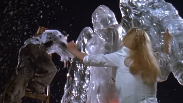 Edward Scissorhands / Едуард с ръцете ножици
Снегът има ролята на романтичен елемент в още един филм на Тим Бъртън. Едуард (Джони Деп) е изкуствено създаден човек, който вместо ръце има ножици (заглавието е страшен спойлер, да). Едуард е приютен от мило семейство, а в един от по-прочувствените моменти във филма с ножиците си той създава ледена скулптура на момичето, в което е влюбен. Хвърчащите ледени стърготини падат върху квартала като сняг, което е един от основните мотиви и във финала. "Едуард с ръцете ножици" е доказателство, че в ранния период на кариерата си Тим Бъртън доста харесваше зимата и празниците. А това сякаш му помагаше да прави добри филми. Нка някой да подари на този човек нещичко за Коледа! Не искаме повече Алиса!