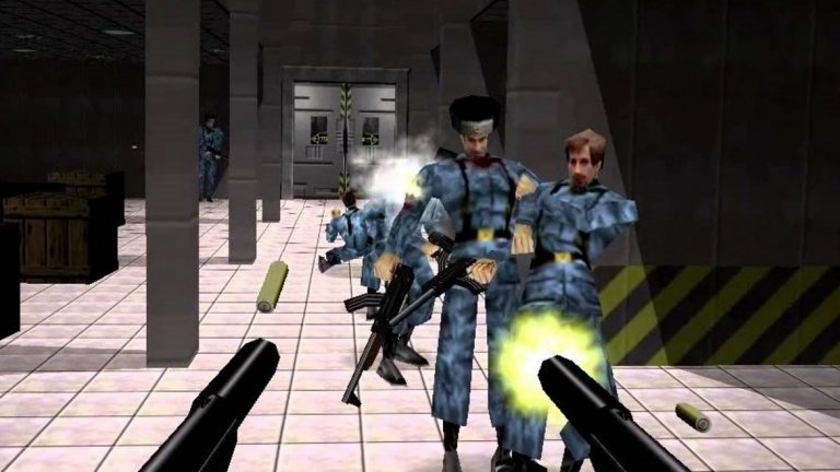GoldenEye 
GoldenEye като нищо е играта, която печели най-много от розовите очила на геймърите днес. Някои я определят за шутъра от първо лице, популяризирал жанра за конзоли (нещо, което е така), а други се кълнaт, че е най-добрата в същия този жанр (нещо, което не е така). Най-лесният начин да разберете е да я пуснете на вашата Nintendo 64 и бързо ще научите истината.
А тя е грозна.
Контролерът на N64 не е предназначен за шутъри от първо лице. В резултат, прицелването в GoldenEye е мъка. Невидими врагове ви улучват от невъзможни ъгли, докато отчаяно се опитвате да ги различите от пейзажа. Ако искате да играете с приятели, лагът прави играта практически невъзможна.
PC емулаторите коригират проблема с контролера, но GoldenEye се нуждае отчаяно от преработка. Играта беше забавна по онова време, но вероятно има едно от най-големите разминавания "реалности спрямо спомени" в историята на игрите.