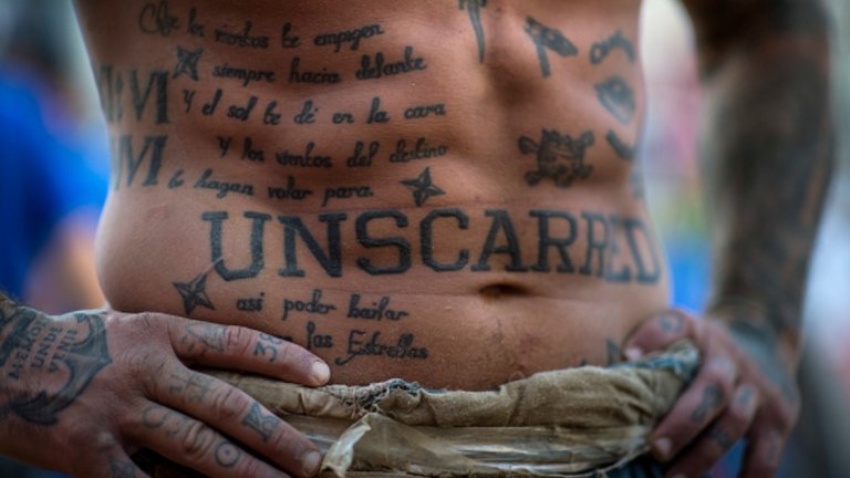 Според правилата, написани от граф Джовани де Барди, играчите трябва да бъдат „джентълмени от 18 до 45 години, красиви и мощни, с безстрашни маниери и добро име.“