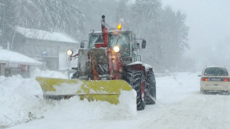 Няма затворени пътища за снеговалежа, шофьорите се призовават да карат само със зимни гуми
