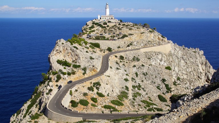 Форментор, Майорка
Намира се в най-северната част на Балеарските острови, кацнал живописно на върха на скала на 210 метра над морето.
Гледката към и от фара е неповторима и неслучайно той е сред най-често сниманите пейзажи от Майорка.